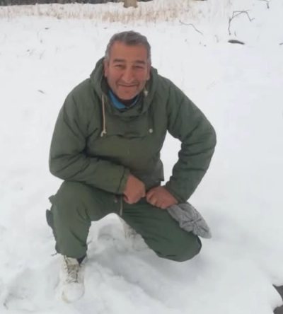 کامران علمی 
۵۸ ساله پدر دو دختر  و معلم  
۱۸ دی 
 نازی اباد کامران علمی 
۵۸ ساله پدر و معلم 
۱۸ دی 
تهران عزیز
همیشه میگفتن «کاش همه اوقاتمونو میتونستیم در طبیعت زندگی‌کنیم و از عمرمون استفاده میکردیم» 

تیر اول و خوردن ، اومدن به یکی دیگه کمک کنن، تیر دومو زدن
